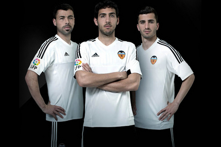 Valencia - Uniformes temporada 2015/16 :: playmakerstats.com